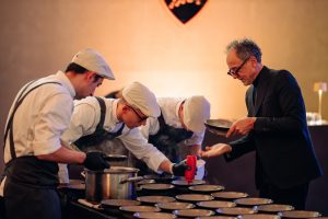 Brigata al lavoro in cucina